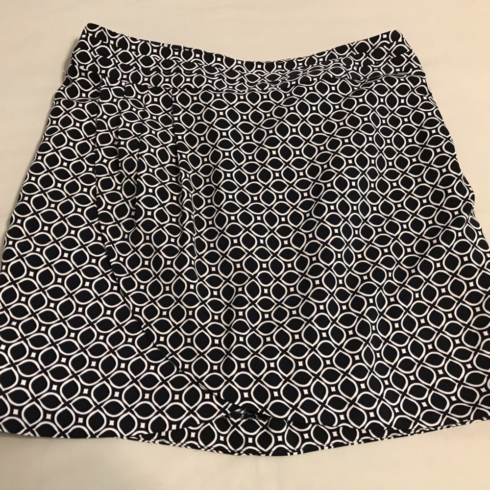 Print short skirt above knee. A wrap look.